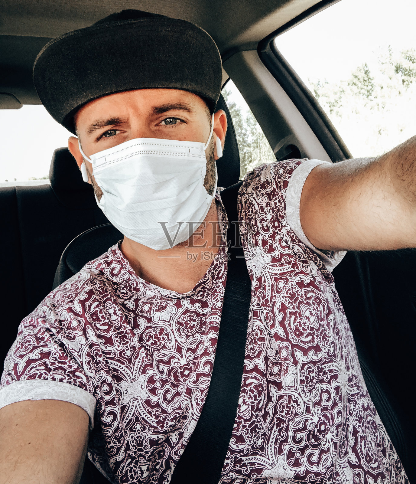 戴口罩驾驶的男子照片摄影图片