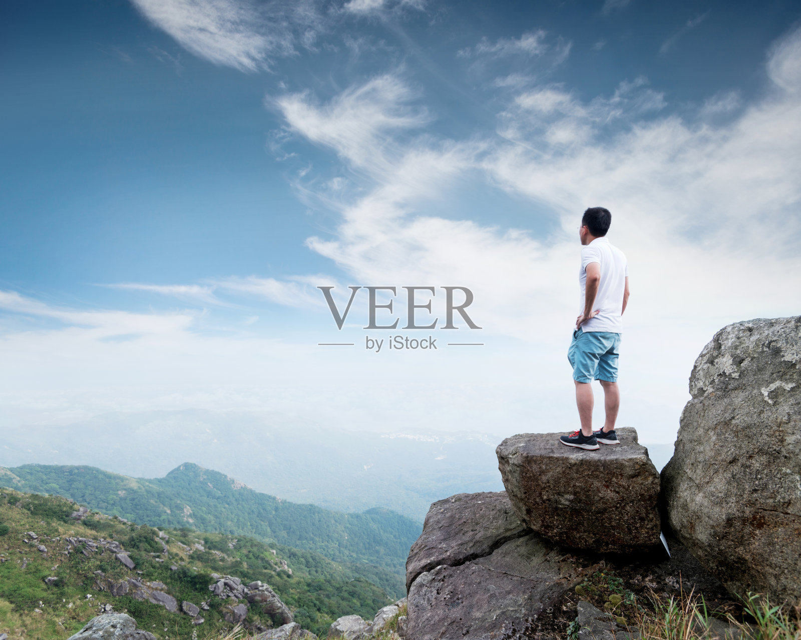 人站在山顶照片摄影图片