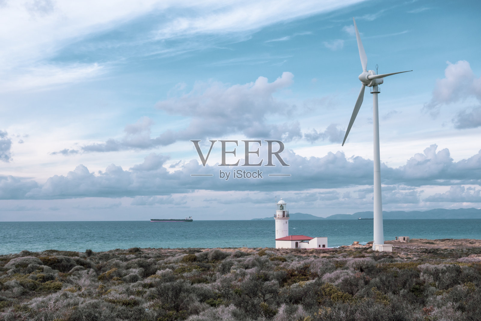 灯塔和风力涡轮机照片摄影图片