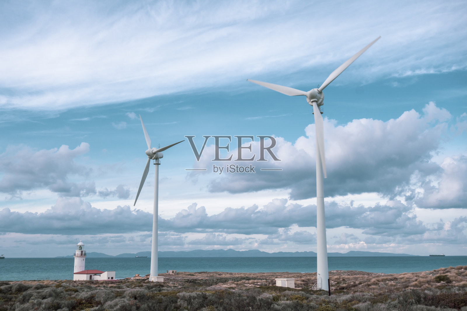 灯塔和风力涡轮机照片摄影图片