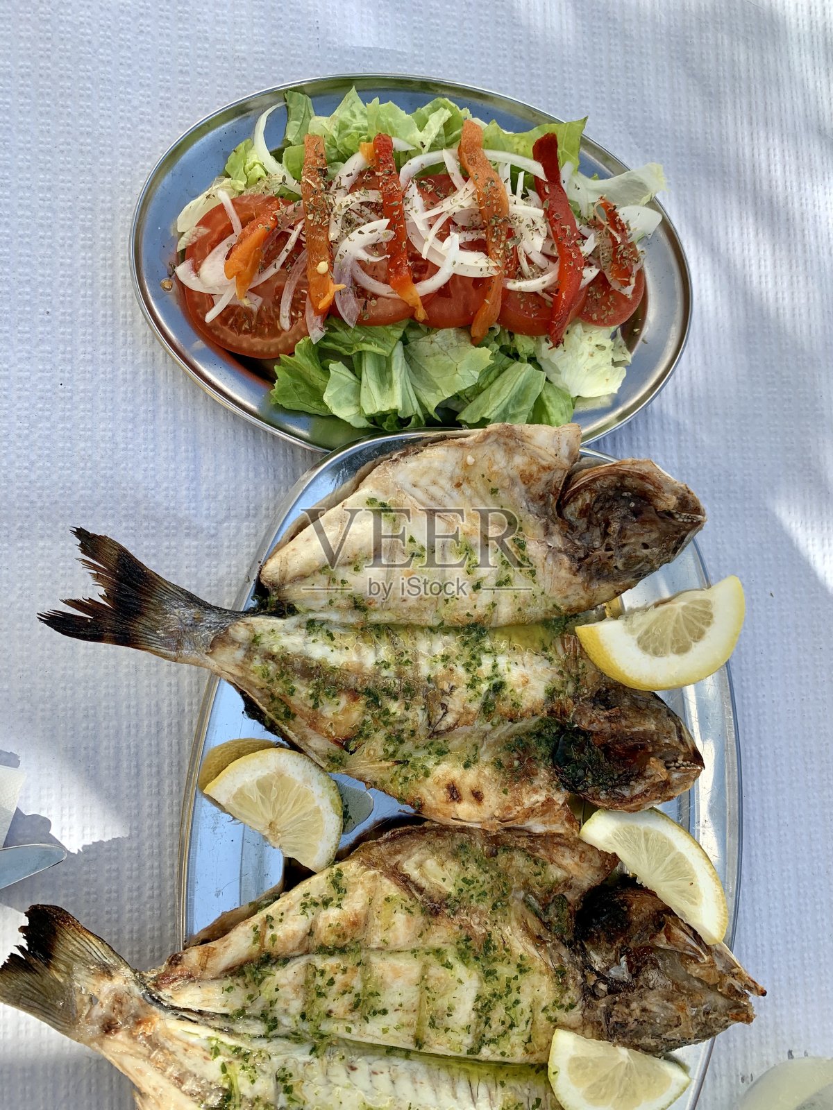 烤海鲷配沙拉和土豆照片摄影图片