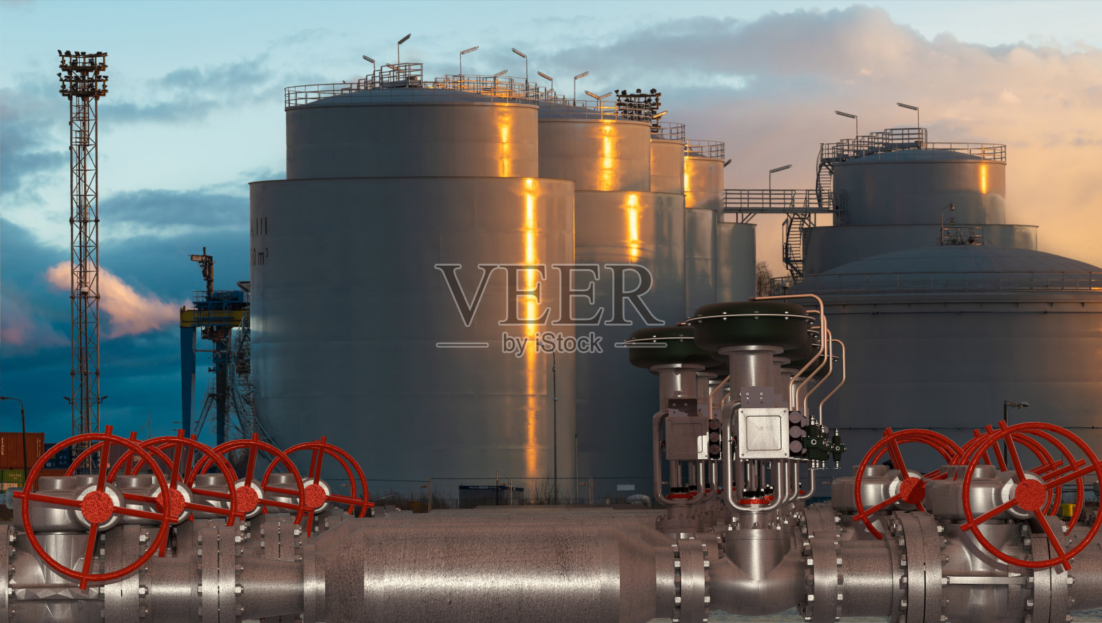 以油箱为背景的阀门和管道照片摄影图片