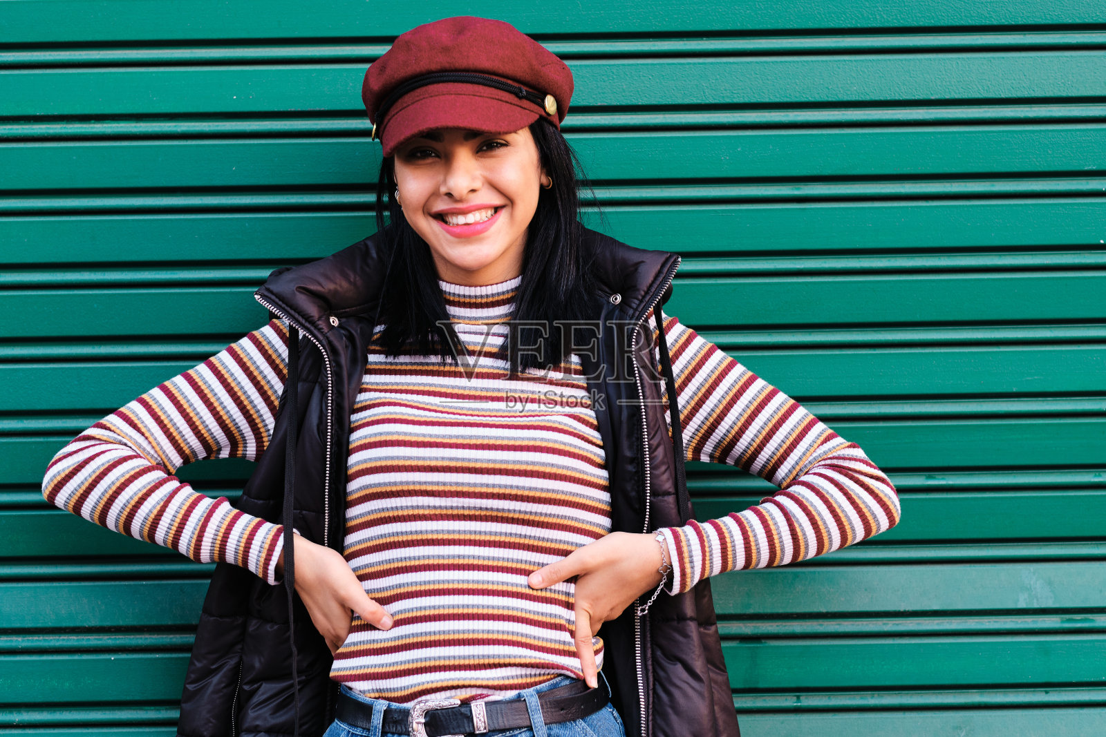 年轻的摩洛哥女孩短发与秋天的服装-秋天的概念照片摄影图片