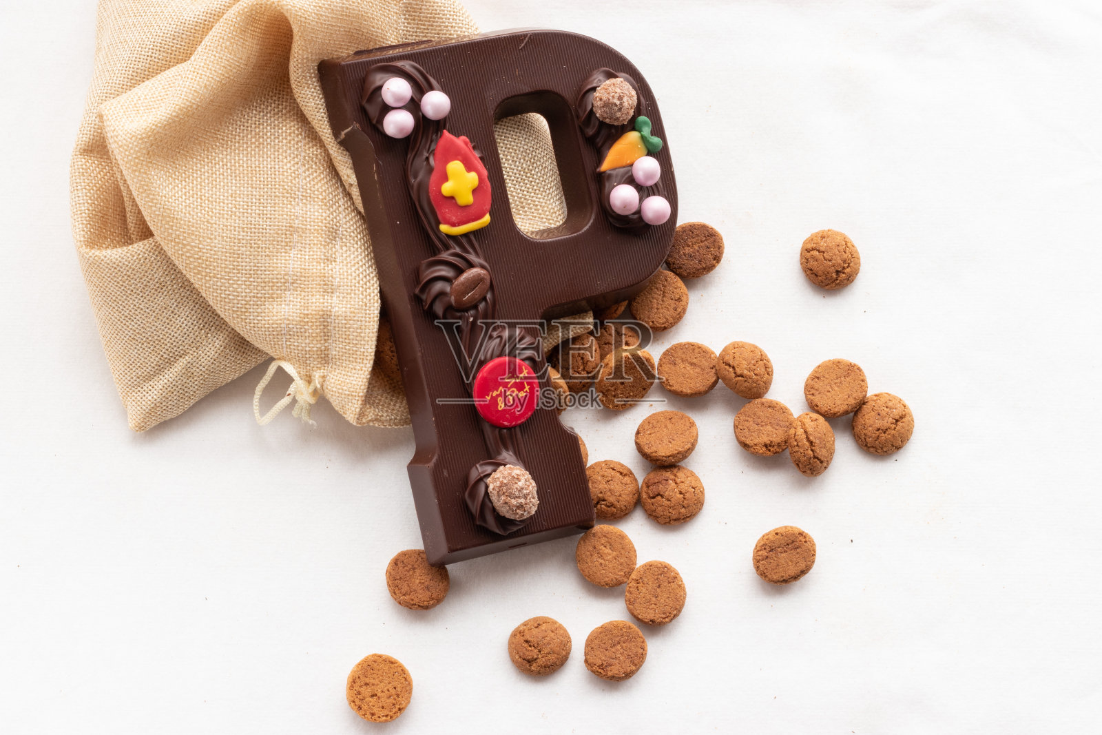 用巧克力做成的字母P，是为了庆祝圣尼古拉斯节照片摄影图片