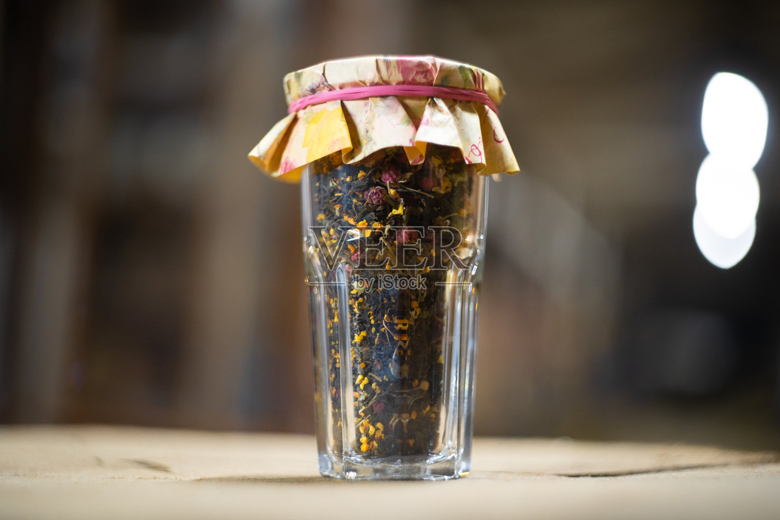 玻璃罐中的天然茶叶背景模糊了文字的位置照片摄影图片