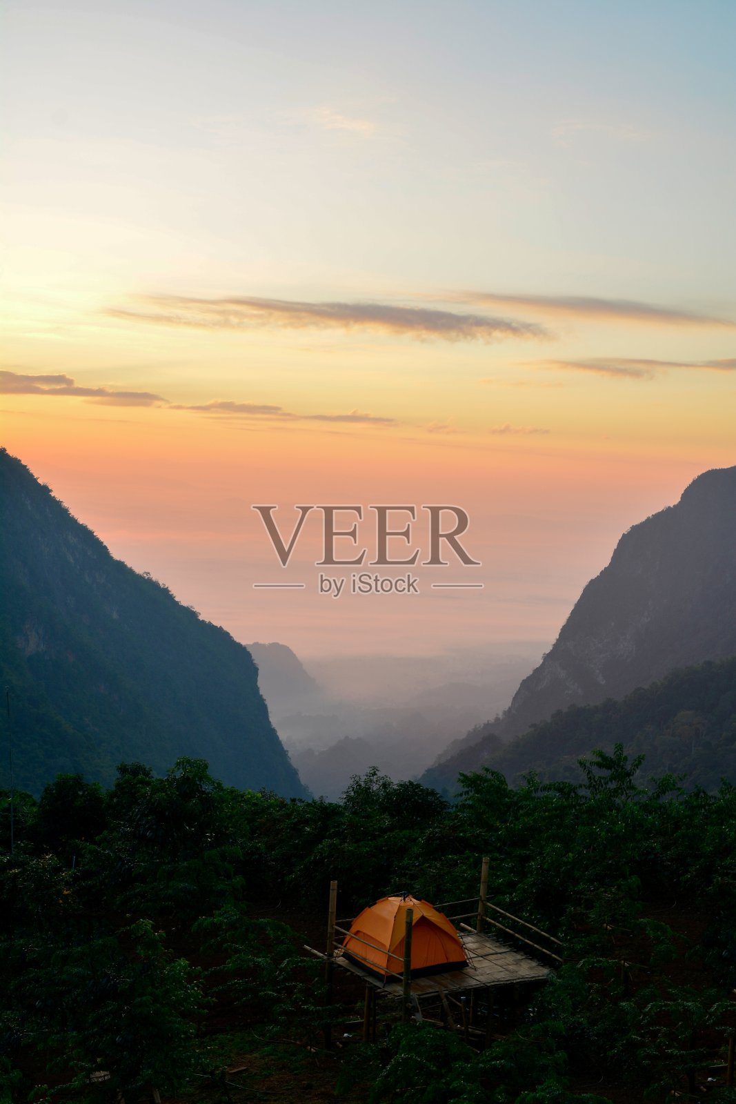 在山脚下的小山上搭帐篷照片摄影图片