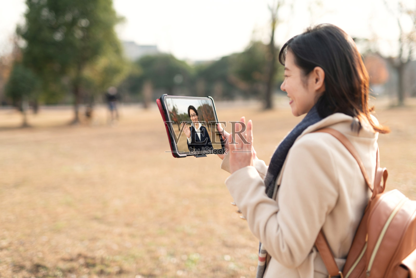 情侣用平板电脑在线约会照片摄影图片