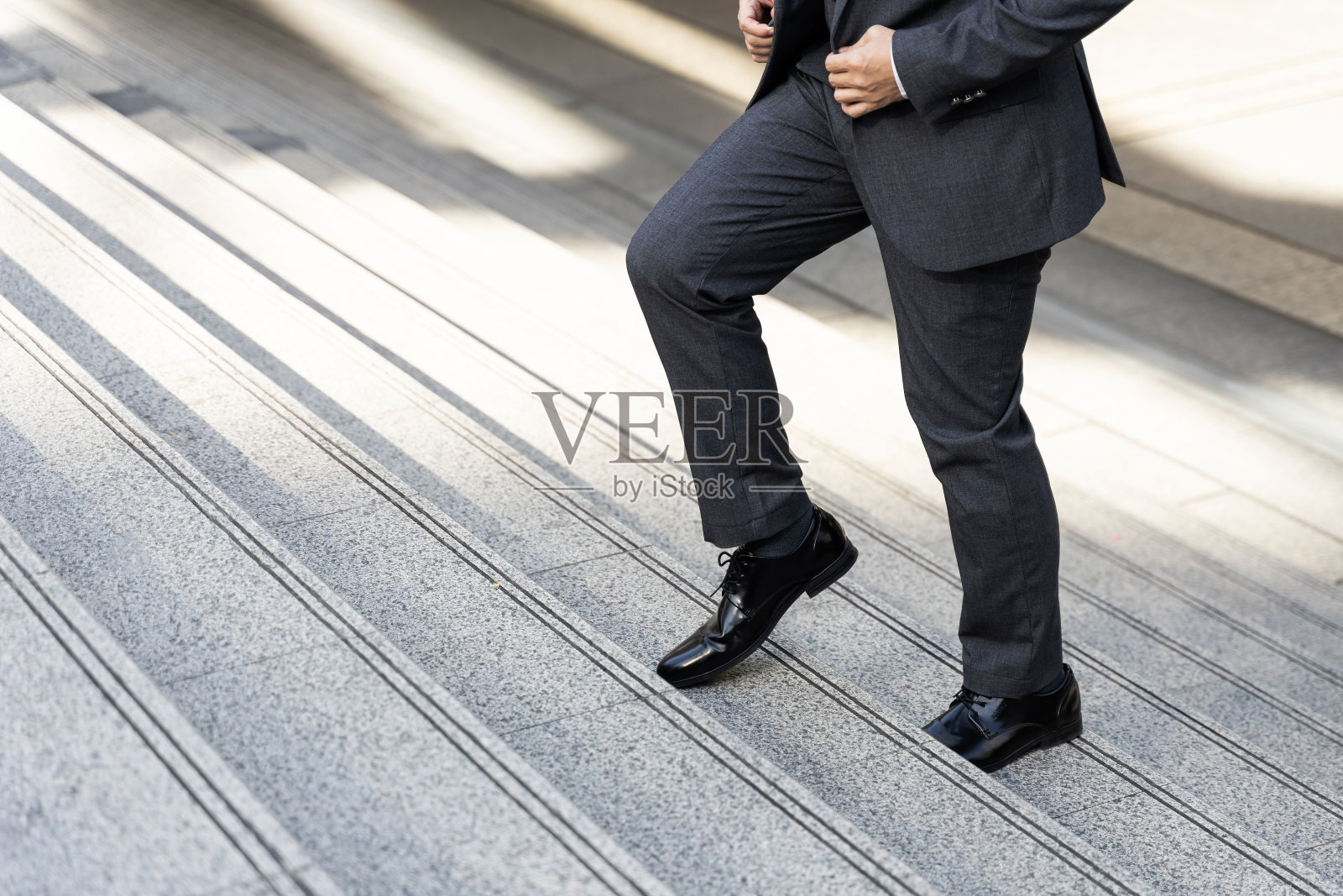 近距离的商人走在商务区城市，商业理念照片摄影图片