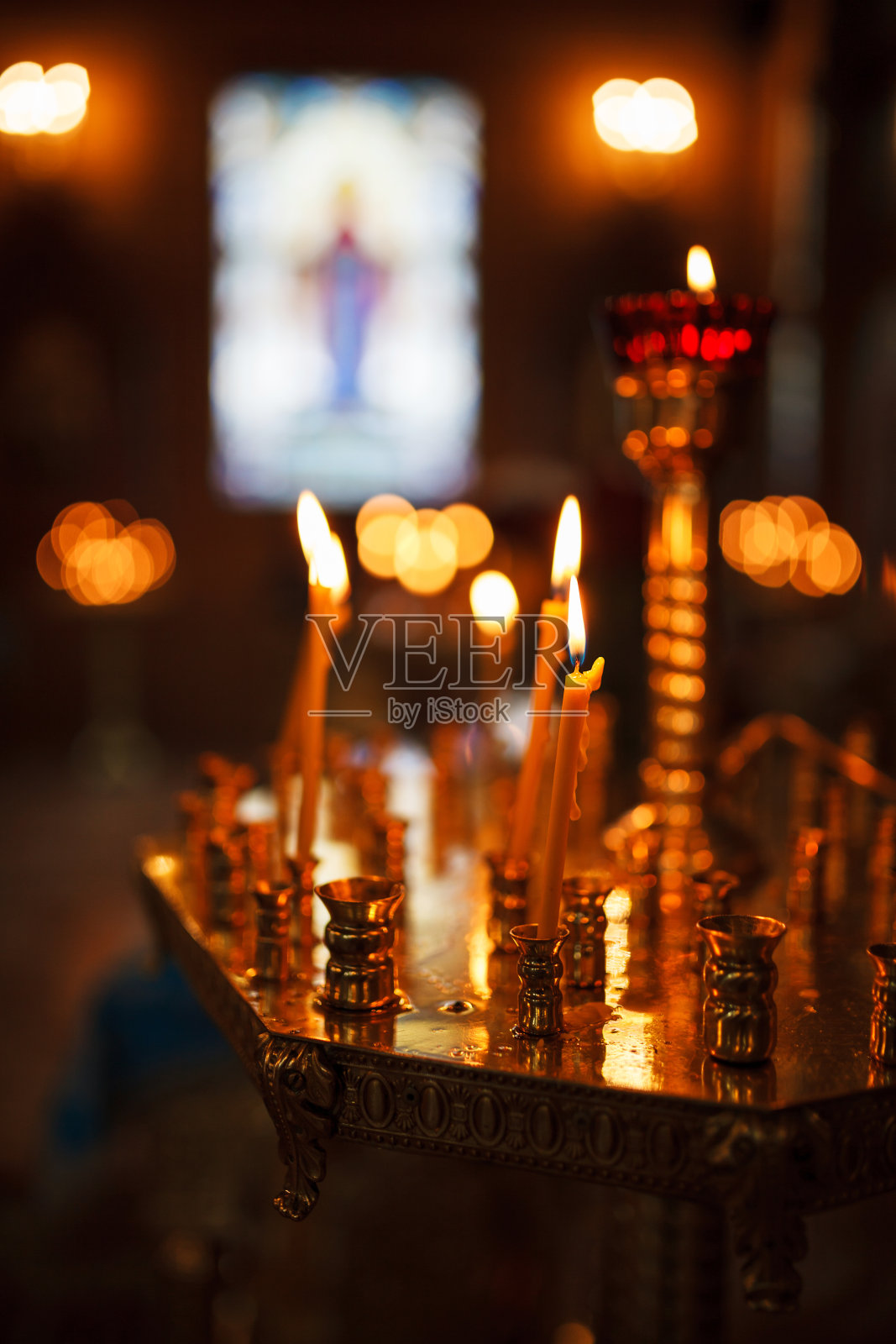 教堂里点燃的蜡烛。照片摄影图片