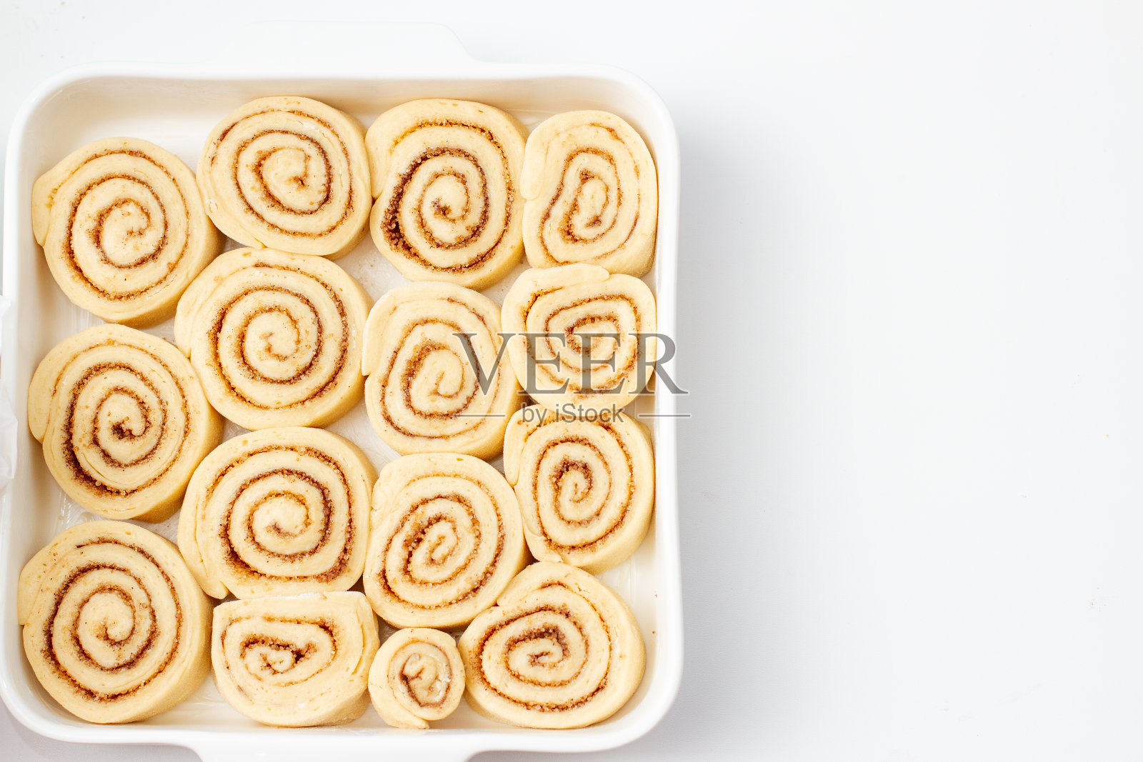 新鲜肉桂面包，肉桂和糖烤盘。俯视图照片摄影图片