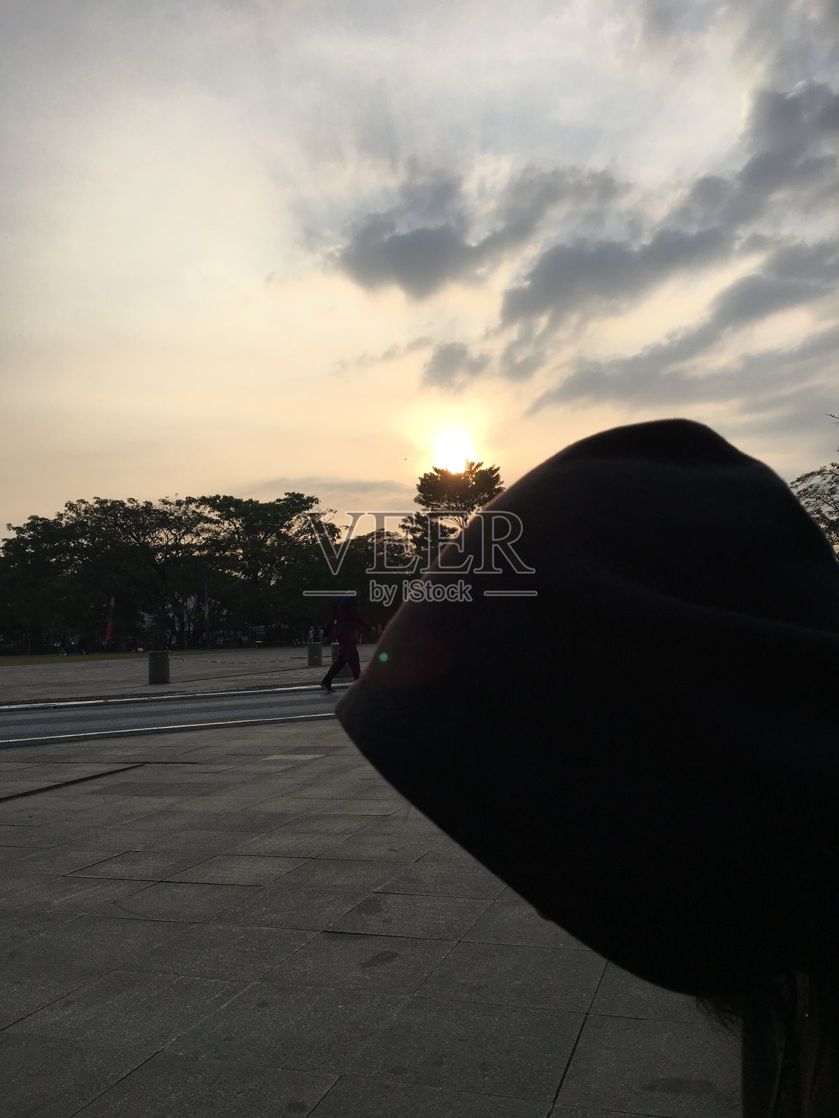 夕阳下的女人剪影照片摄影图片