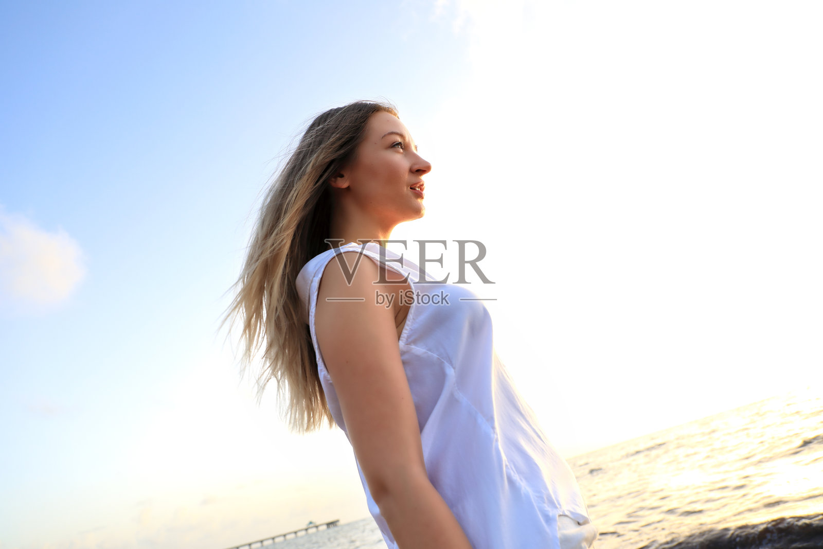 美丽年轻的白人女人享受新鲜的海滩照片摄影图片