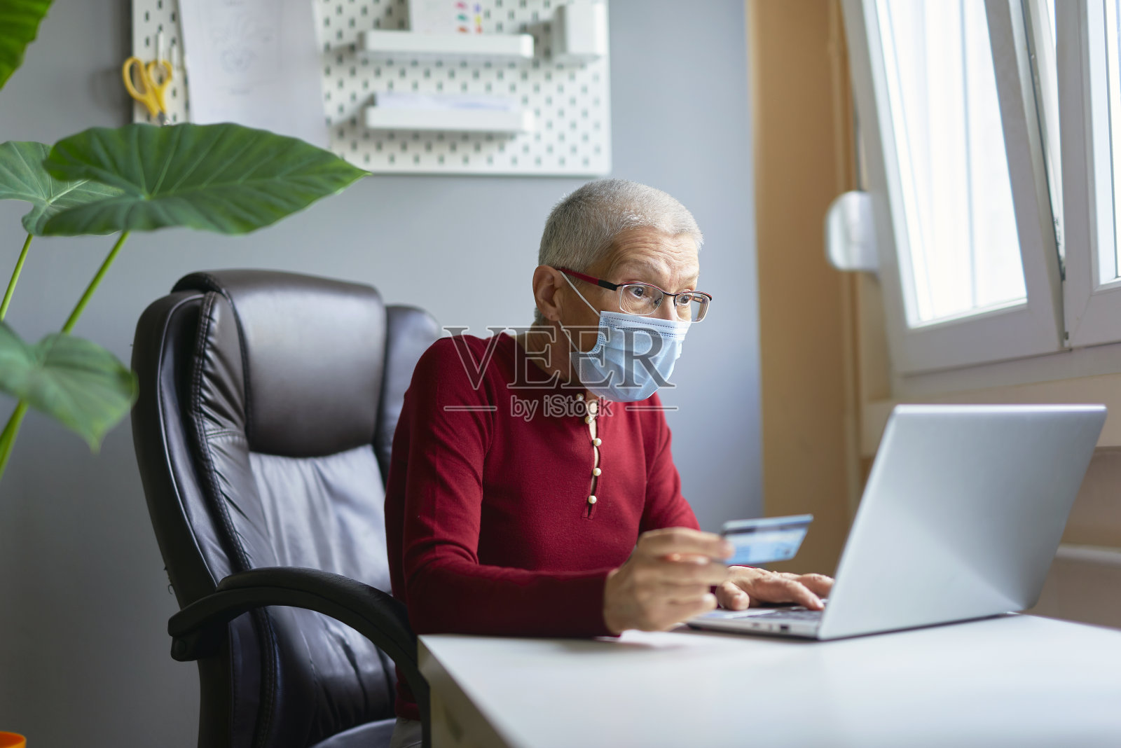 一位老妇人在查她的银行账户照片摄影图片