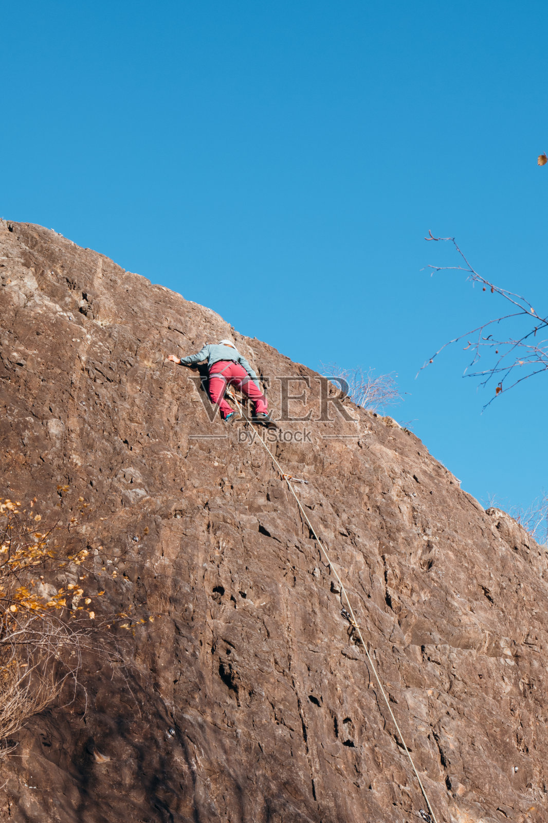 登山者攀登岩壁照片摄影图片