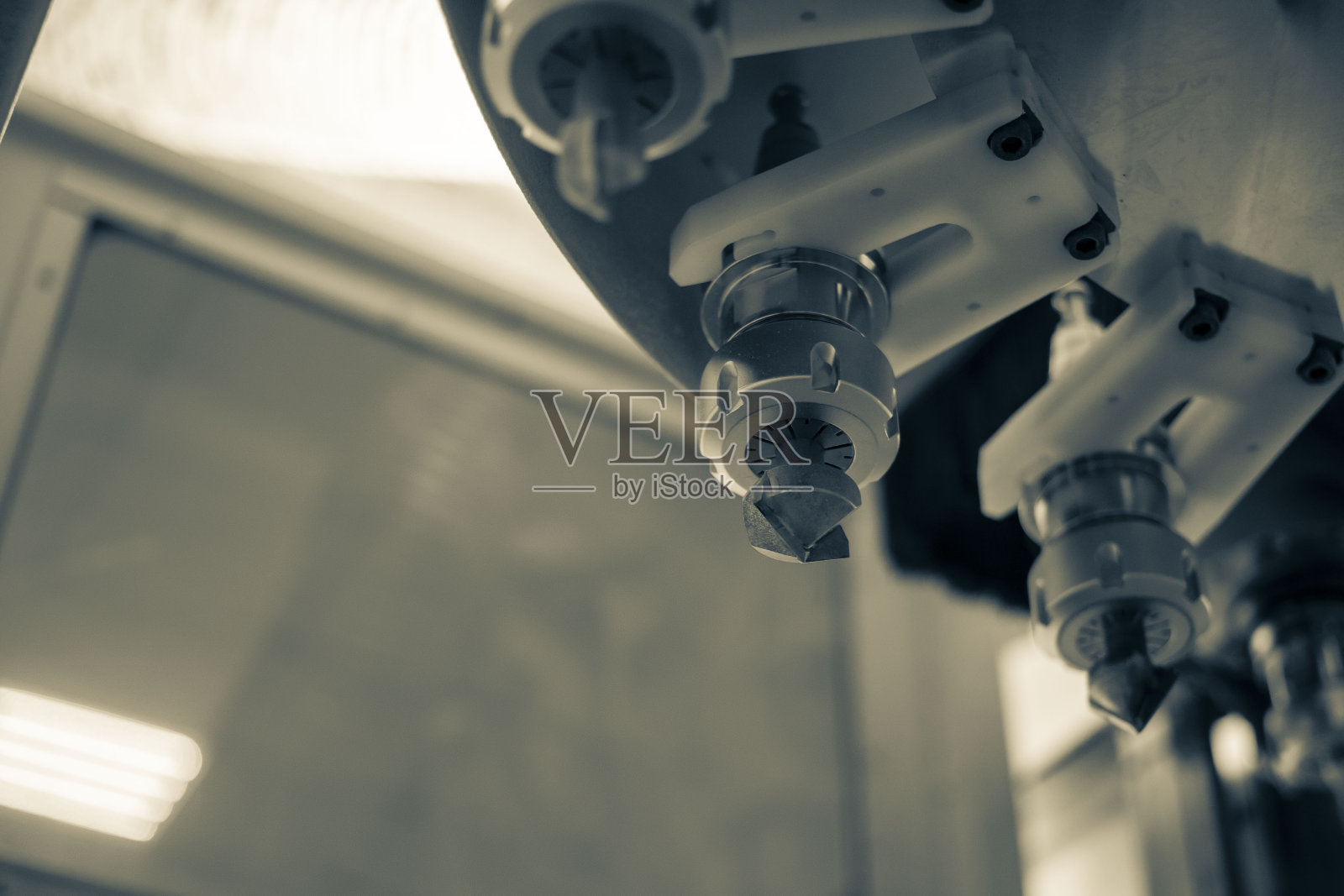 一套刀具在数控机床上对中密度纤维板的特写，前景和背景用散焦模糊照片摄影图片