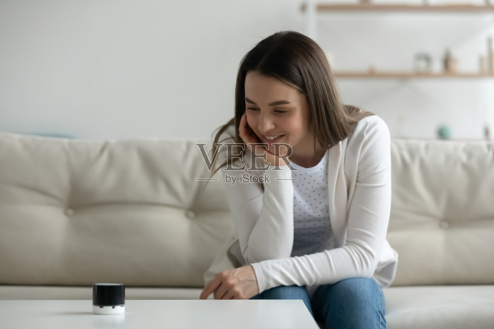 微笑的女孩用智能无线扬声器听音乐照片摄影图片