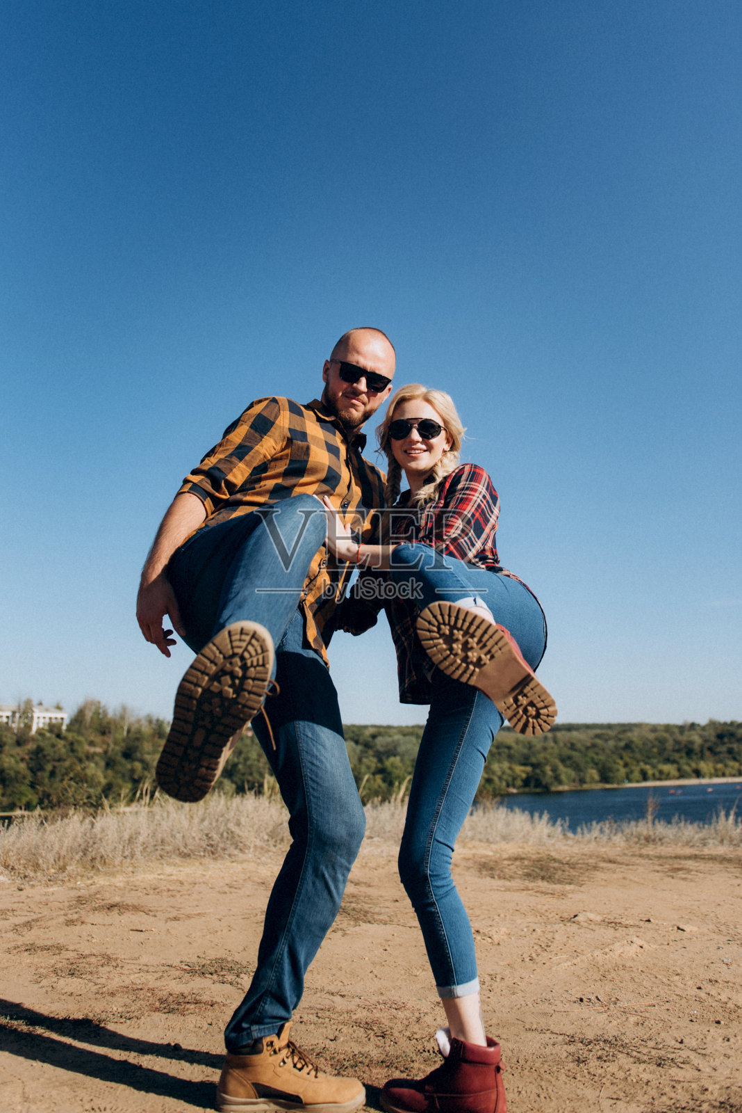 男孩和女孩穿着格子衬衫和登山鞋照片摄影图片