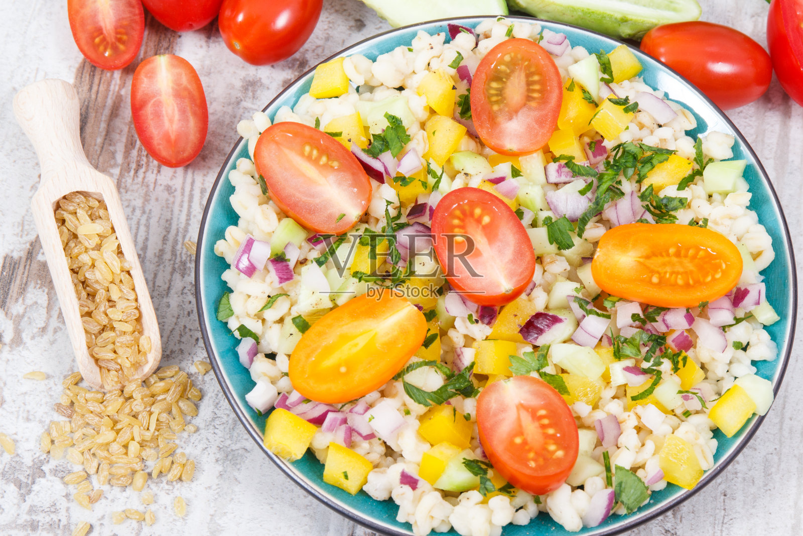 新鲜沙拉配蔬菜和碾碎的干小麦。含有天然维生素和矿物质的健康膳食照片摄影图片