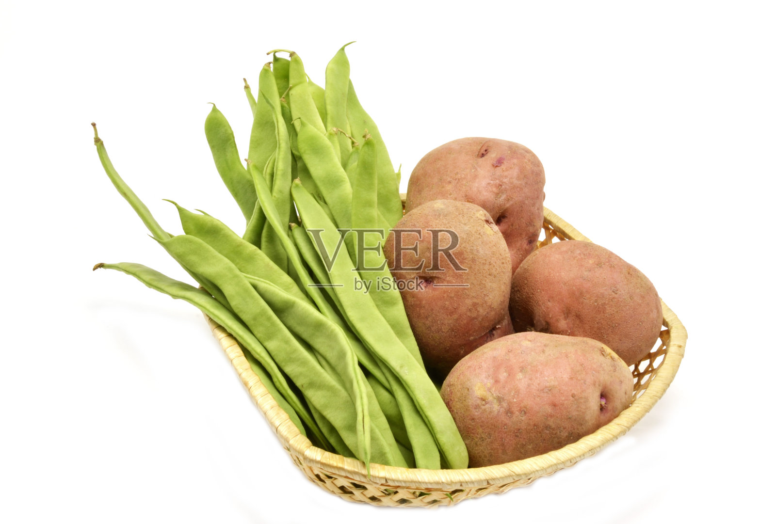 将青豆和土豆组成一个篮子照片摄影图片