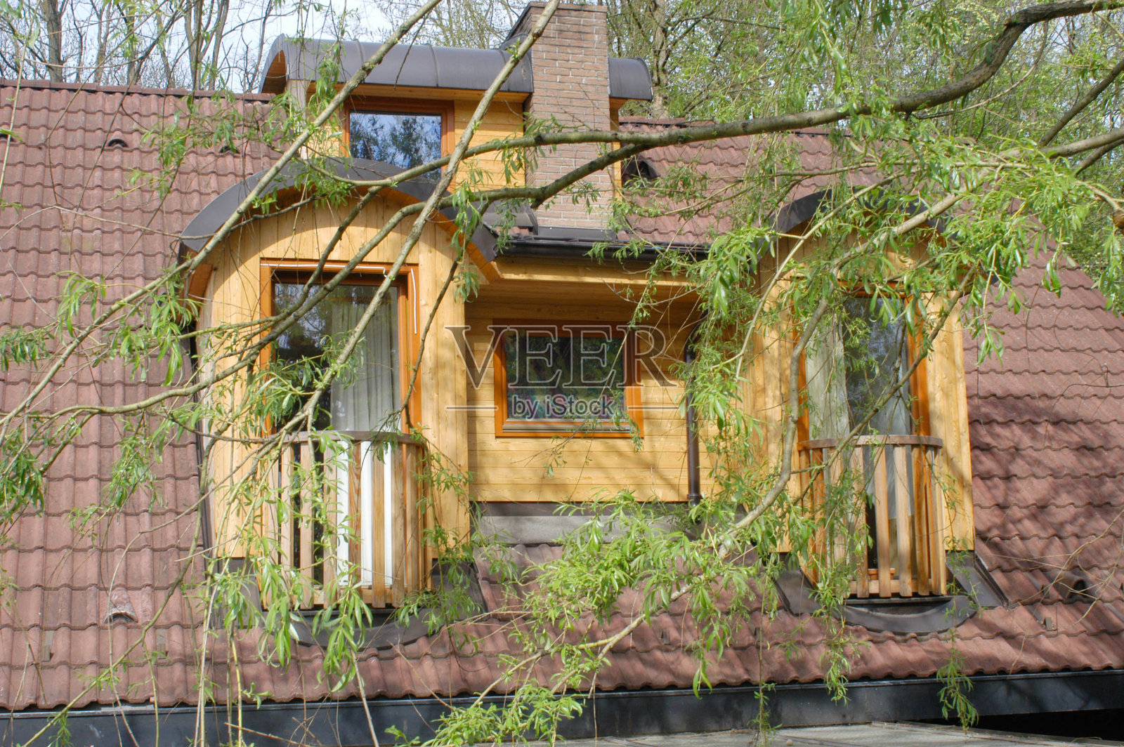 带木阳台的房子照片摄影图片
