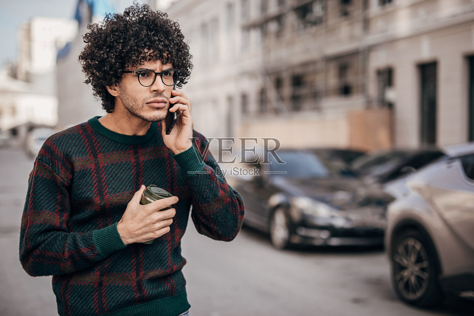 年轻严肃的潮人在城市里用智能手机聊天照片摄影图片