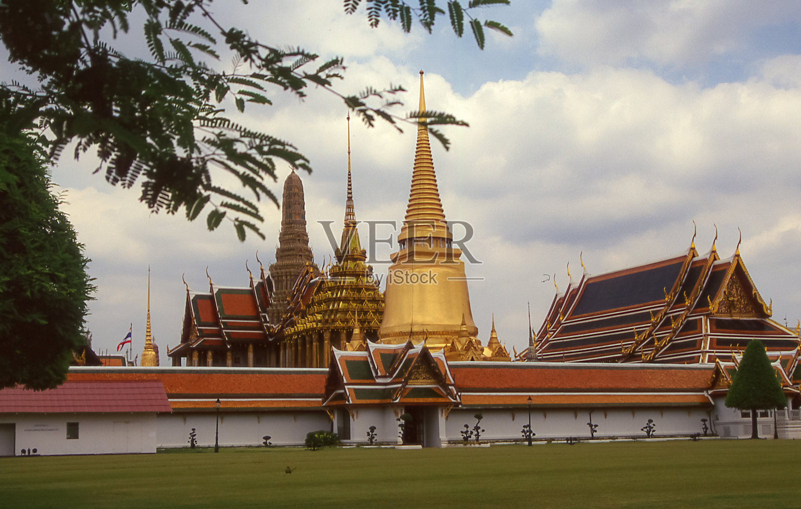 曼谷皇家宫殿的金塔。照片摄影图片