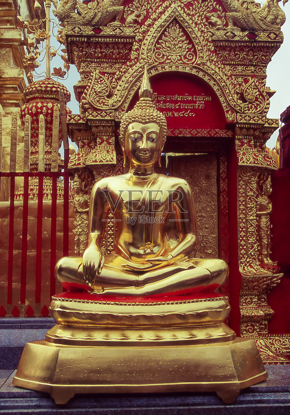 佛像中有经典的莲花像。照片摄影图片