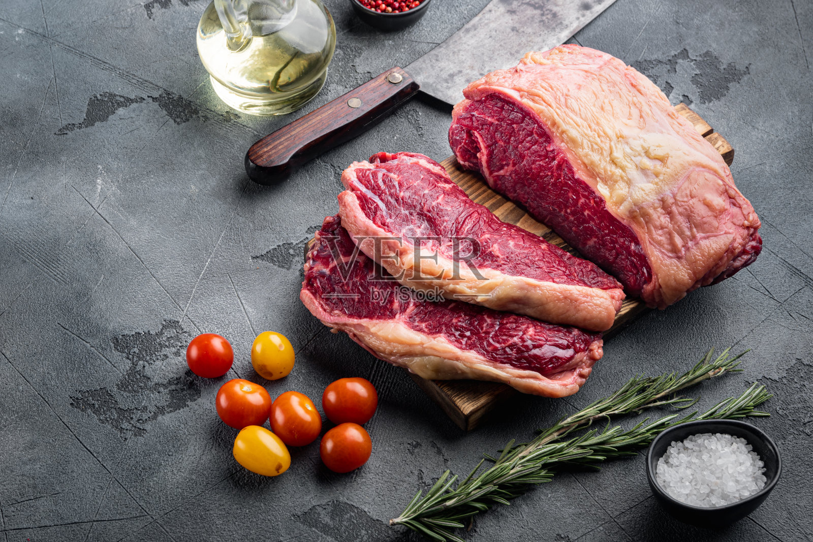 纽约牛排，生牛肉，灰色背景，文本复制空间照片摄影图片