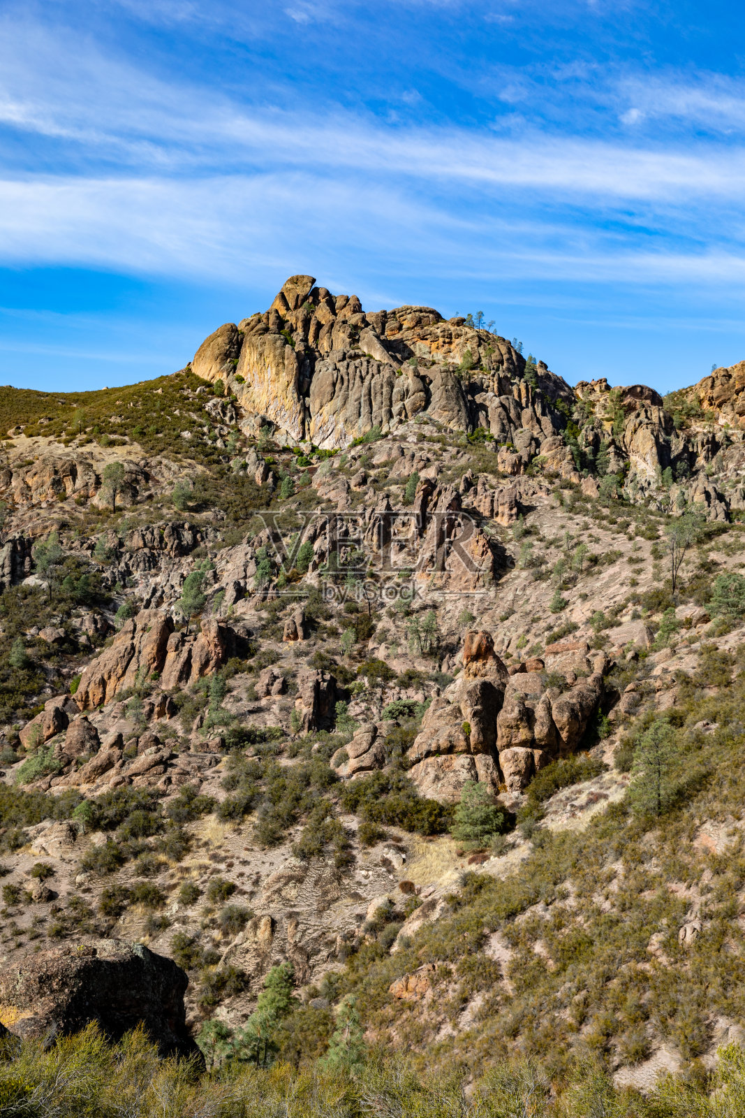 在尖塔国家公园小径的一侧巨大的圆石照片摄影图片