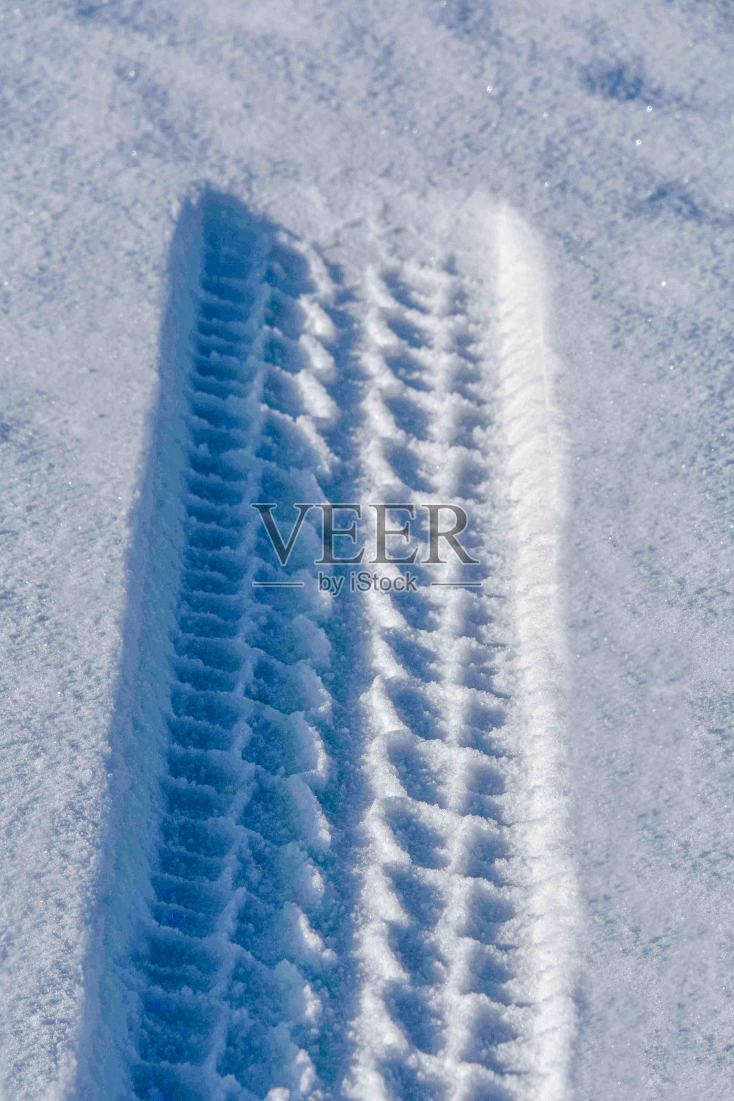 雪地上的轮胎痕迹照片摄影图片