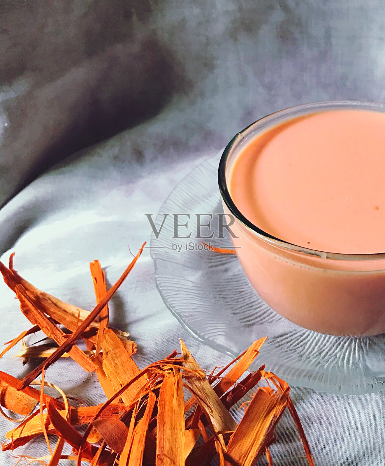 一杯传统的粉色牛奶照片摄影图片