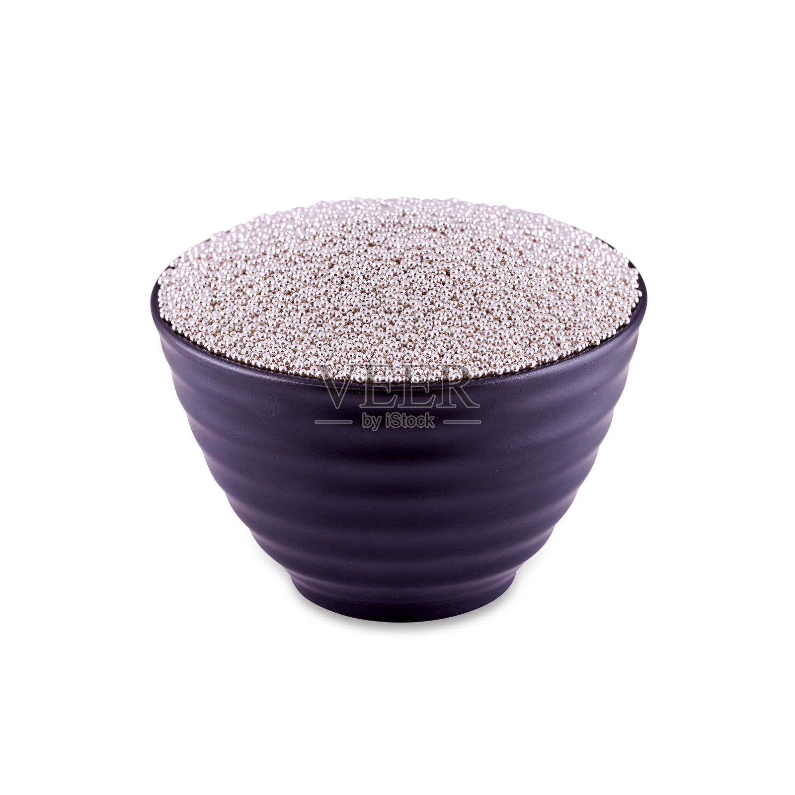 白碗中的银糖糖衣孤立在白色背景上，复制空间。照片摄影图片