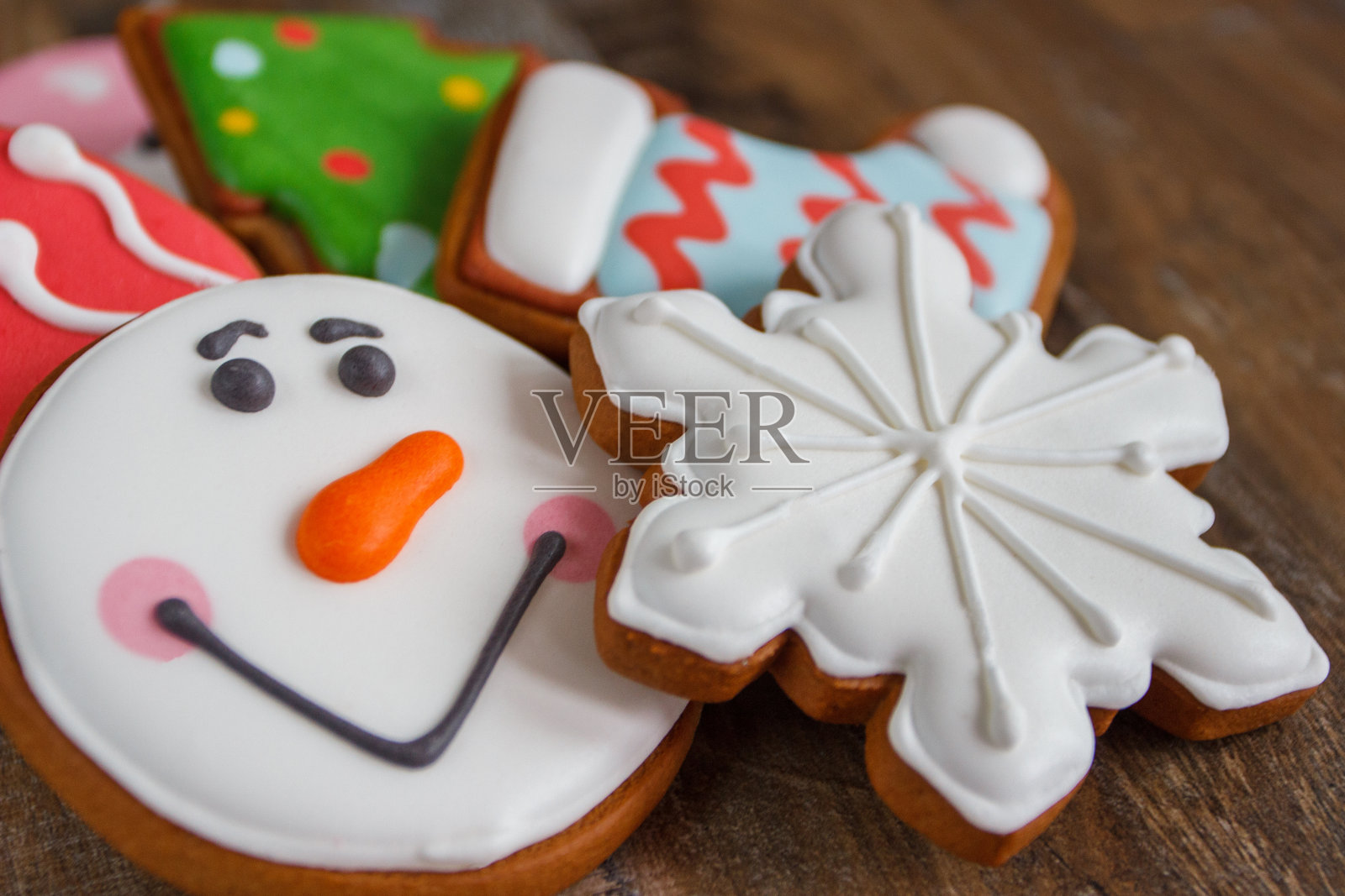 姜饼与糖果乳香不同的装饰，模糊的背景照片摄影图片