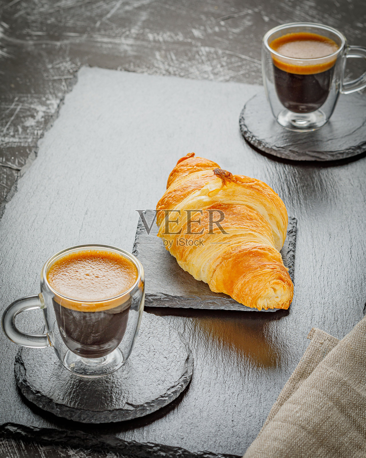 早餐，咖啡和羊角面包放在石板上照片摄影图片