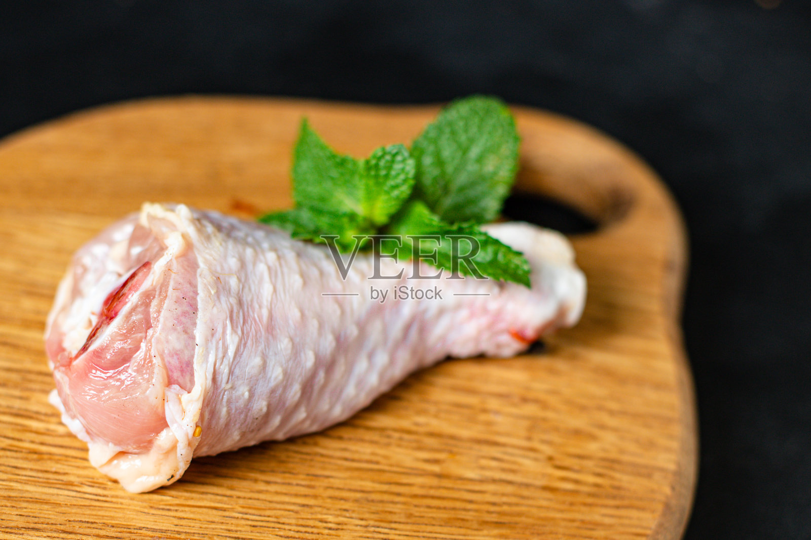 鸡腿肉生皮骨肉鲜块餐桌上健康的膳食配料俯视图复制空间为文字食物背景质朴的形象照片摄影图片