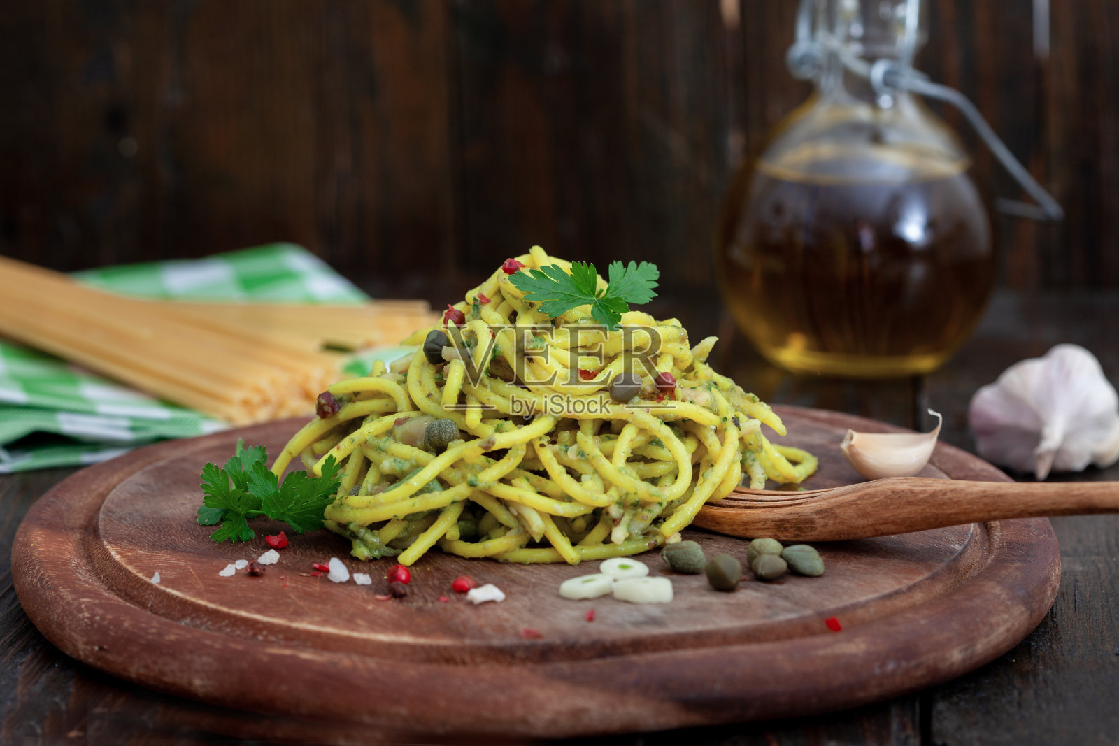 用自制的香蒜沙司和橄榄油放在木板上的意大利意面照片摄影图片
