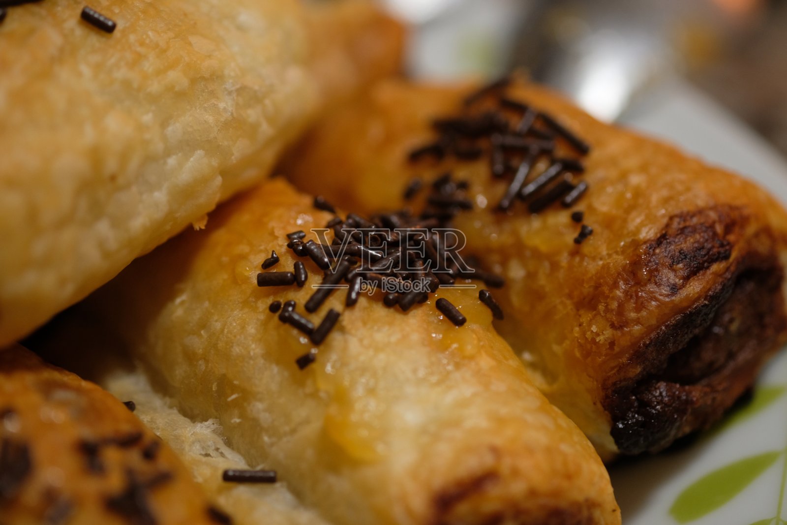 巧克力羊角面包照片摄影图片