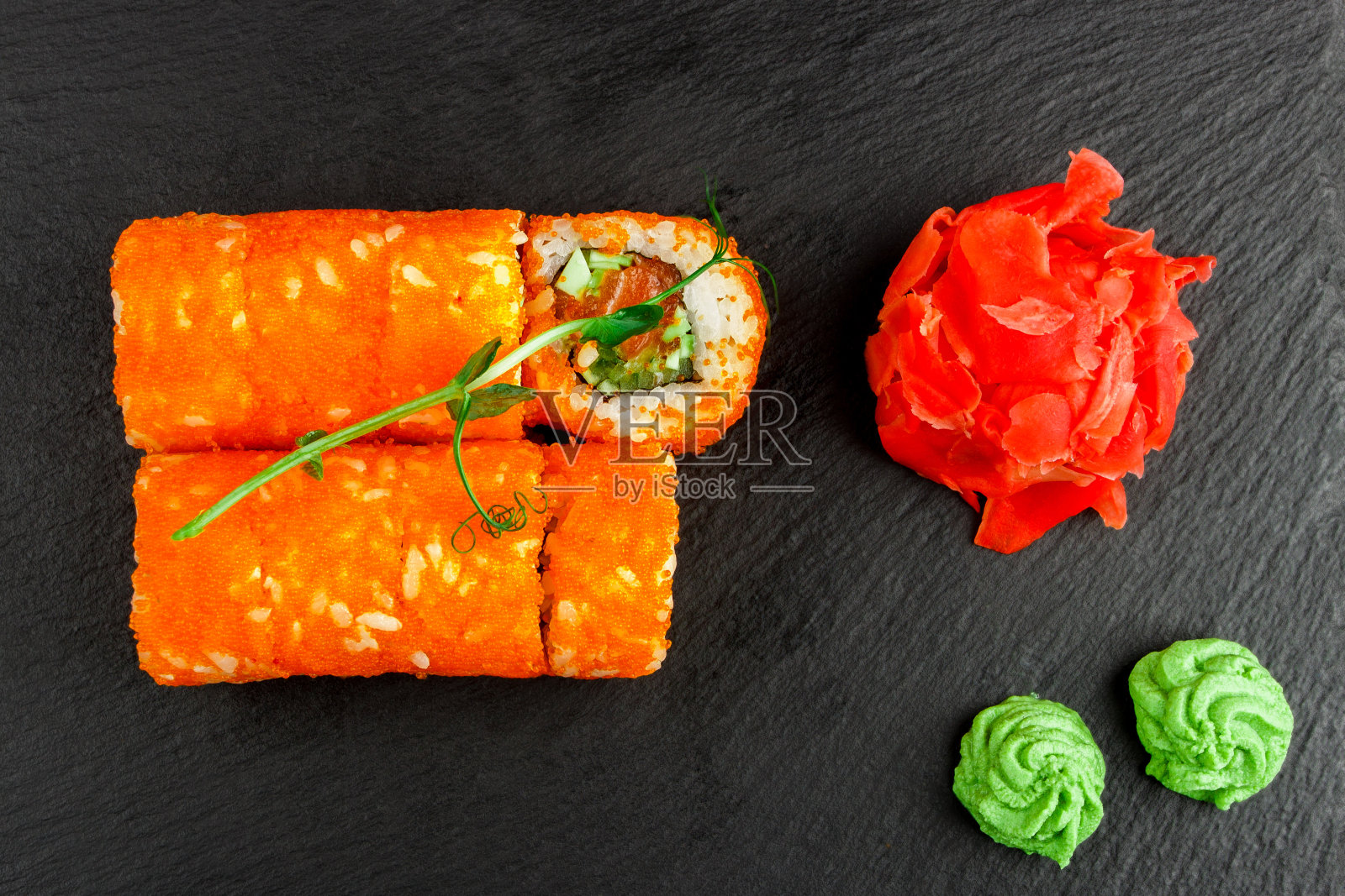 日本料理:一套不同的三文鱼寿司和卷照片摄影图片