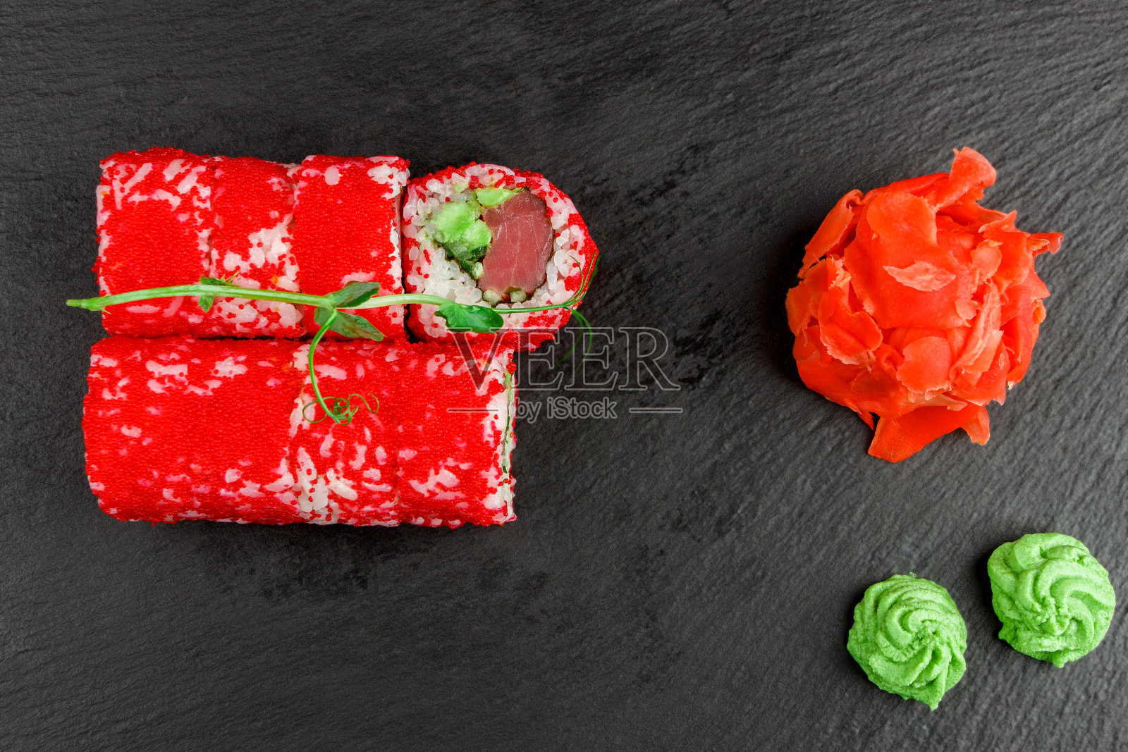 日本料理:一套不同的三文鱼寿司和卷照片摄影图片