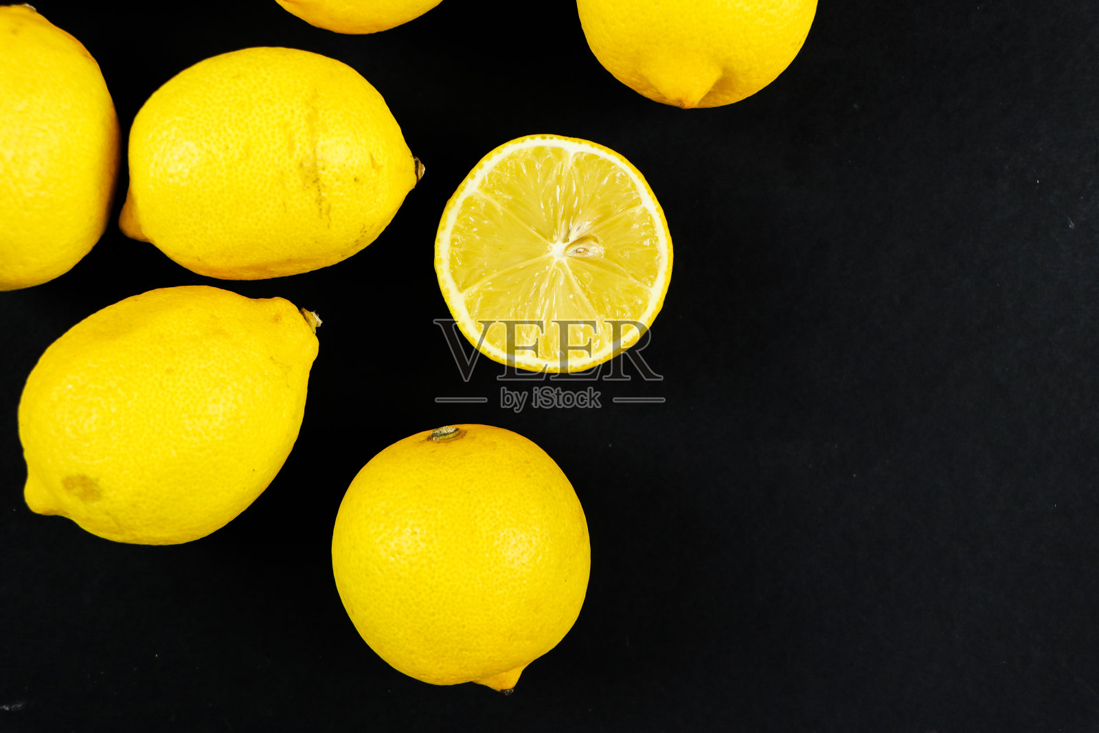 一组有叶子的柠檬，孤立在背景上照片摄影图片