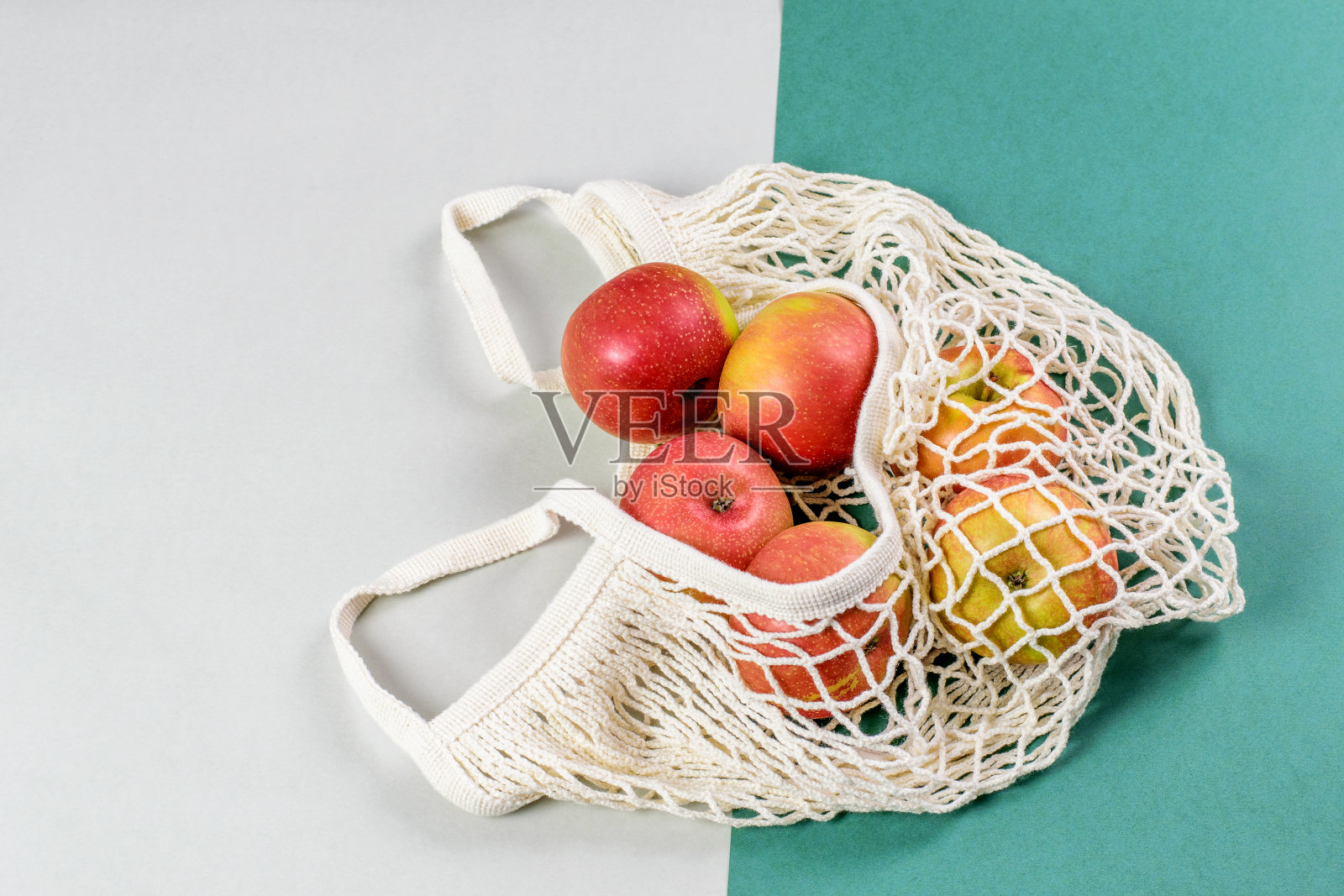 红苹果在棉线袋孤立特写，俯视图。健康饮食，生态零浪费，无塑料理念。照片摄影图片