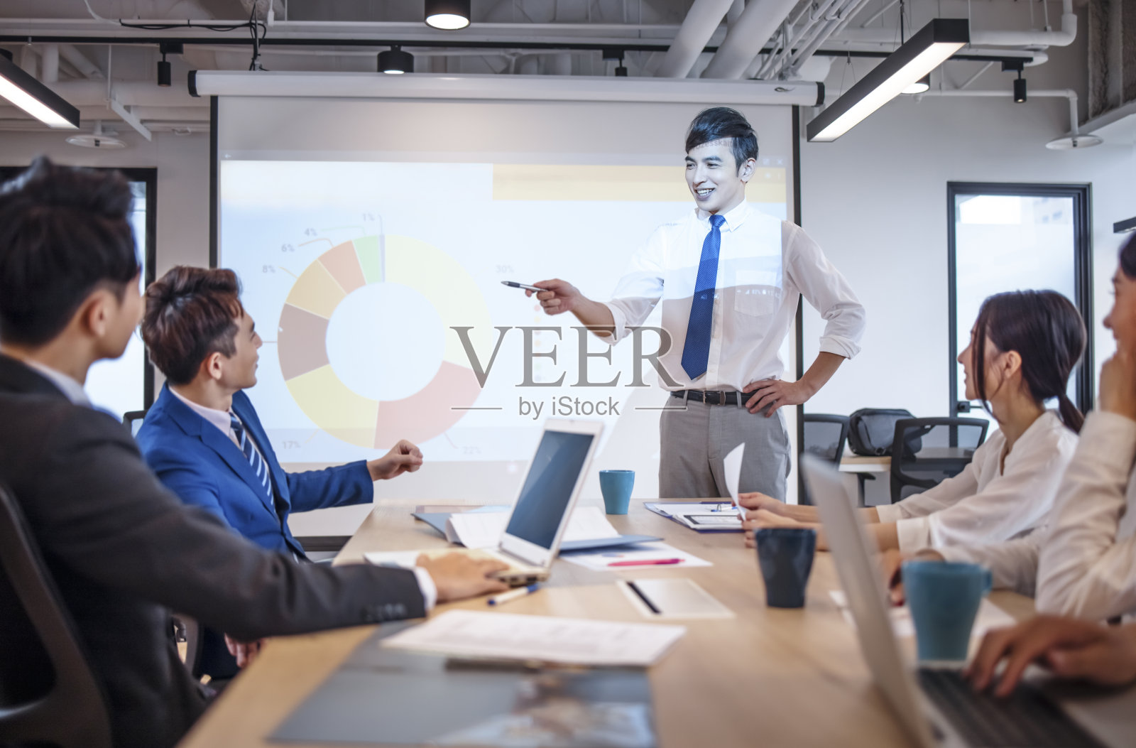 商务人员在会议室做报告照片摄影图片