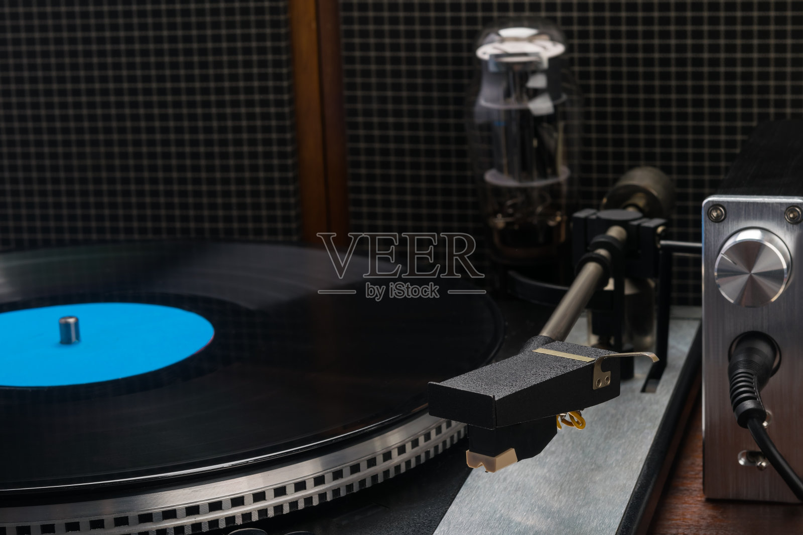 旧的转盘和放大器，侧视图照片摄影图片