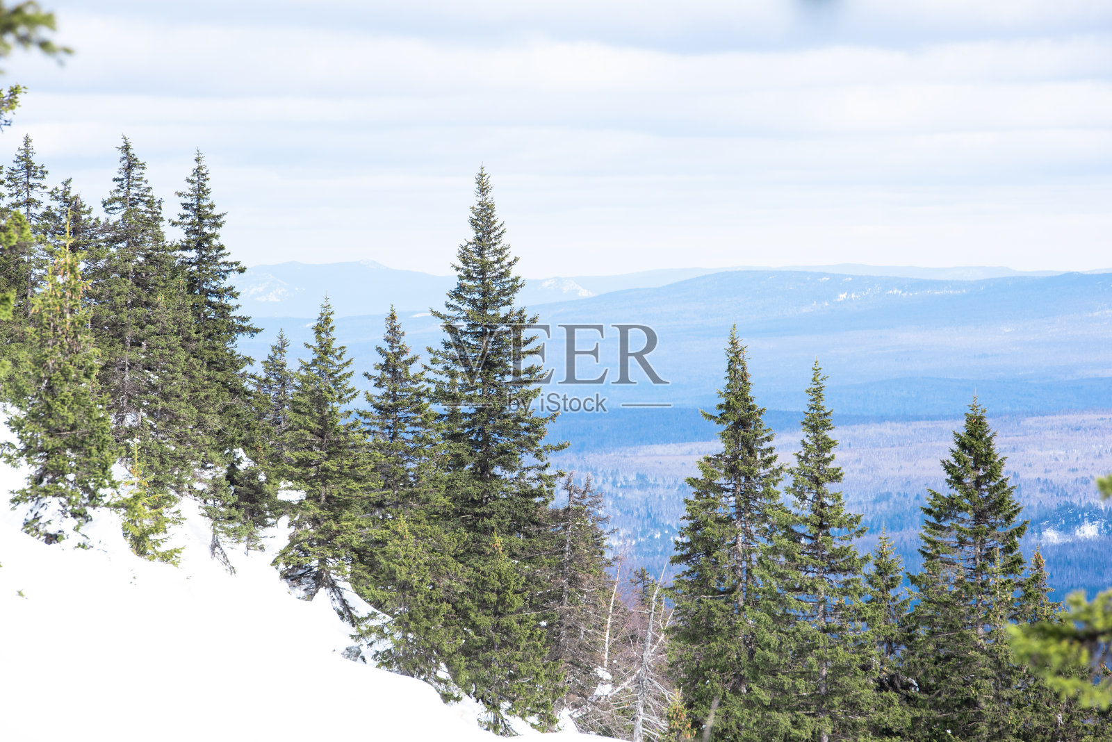 冬天的风景。冬天的山。冬天的假期。照片摄影图片