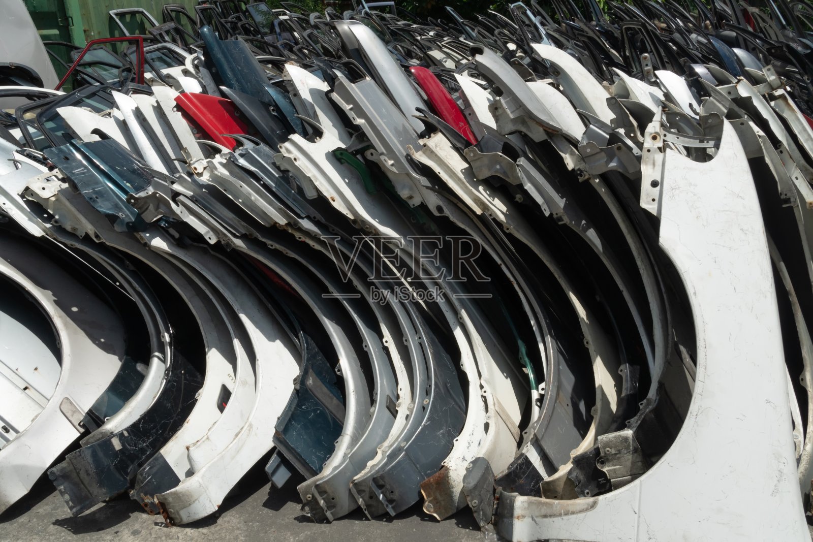 废品场出售和回收的旧汽车零件照片摄影图片