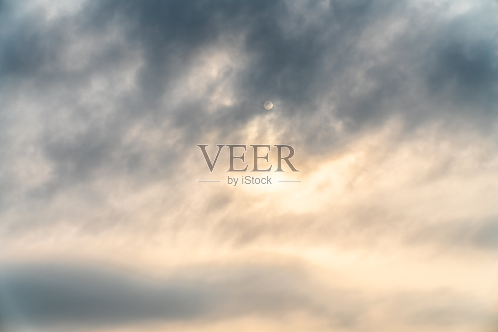 阴天里的云和太阳照片摄影图片