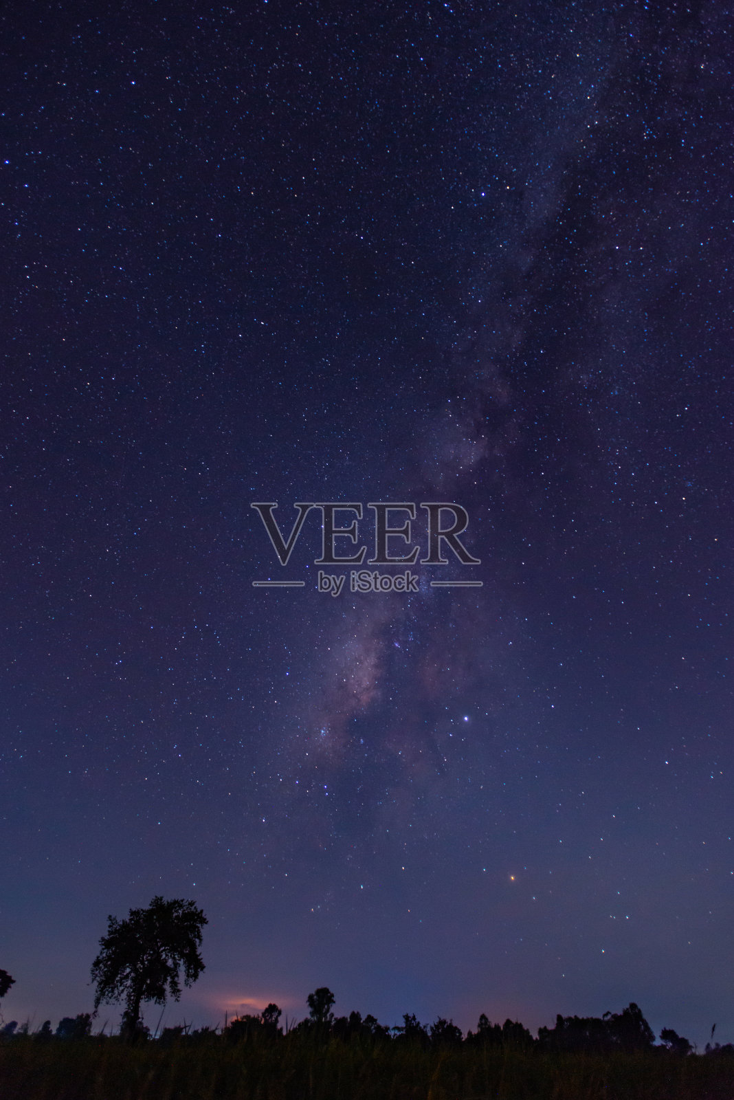 全景图蓝色夜空，银河和星星在黑暗的背景。照片摄影图片