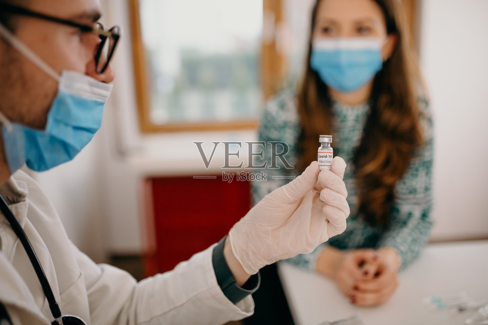 医生给病人接种疫苗照片摄影图片