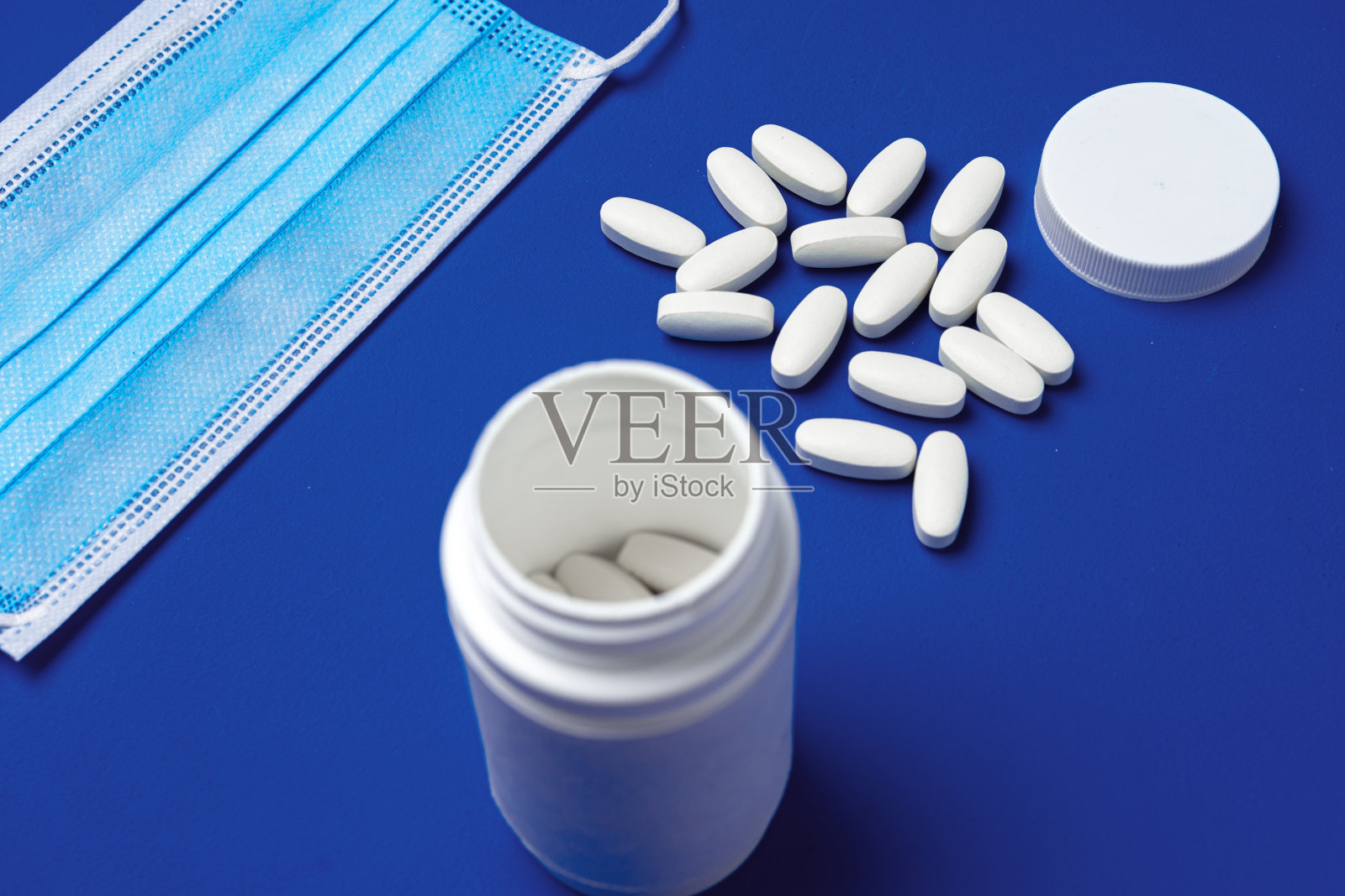 维生素和面部防护面膜。冠状病毒预防的概念照片摄影图片