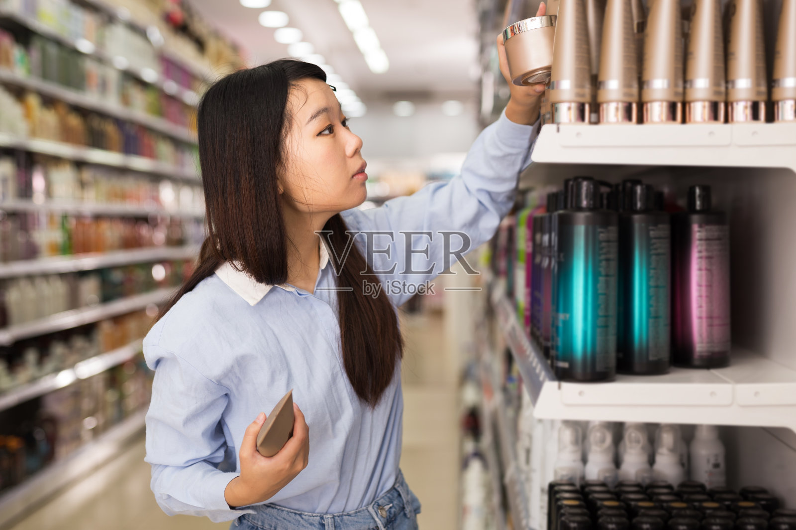 亚洲女孩买发油照片摄影图片